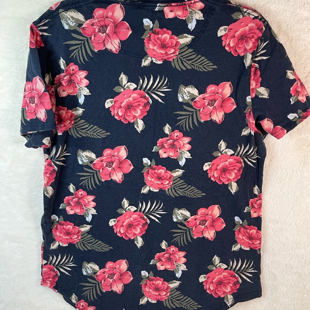 Hollister Men’s Floral Navy Top - Picture 2 of 4